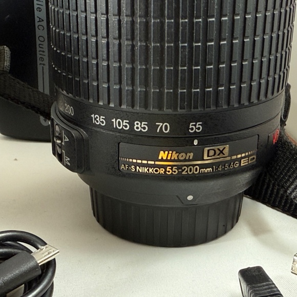 Nikon D5100 DSLR Camera Kit - Picture 4 of 16